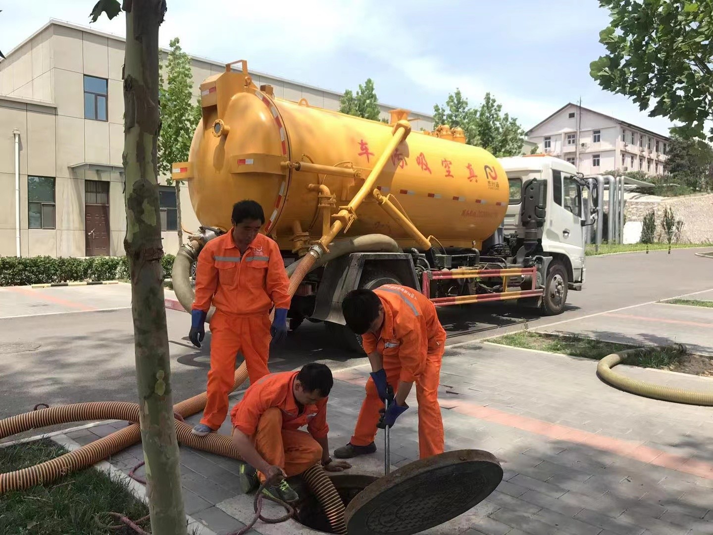 广丰管道疏通车停在窨井附近