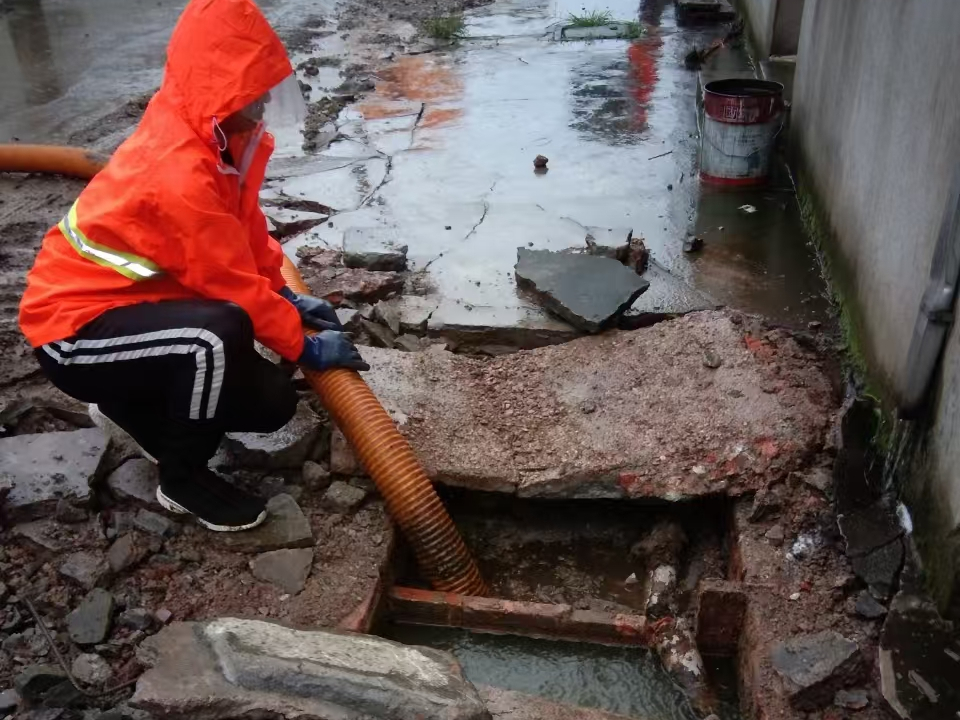 广丰专业清理污水池 炜誉市政以规范流程守护城市 “肠道”