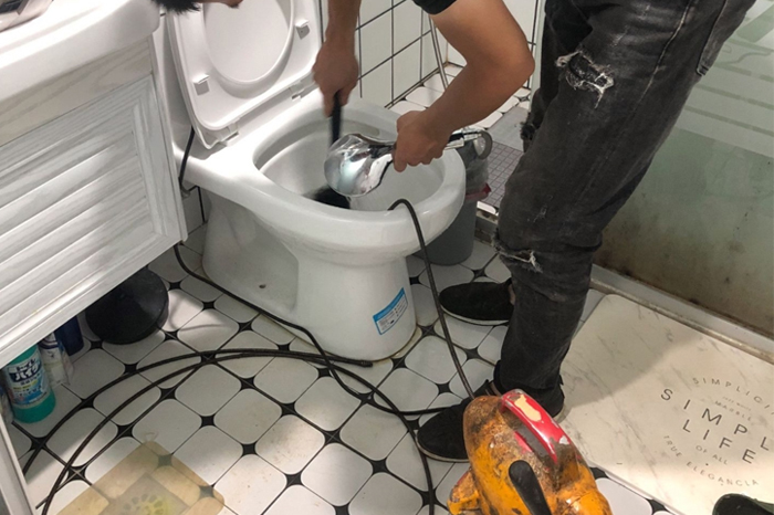广丰马桶堵塞自己疏通还是找师傅？专业上门服务让你省时更省心